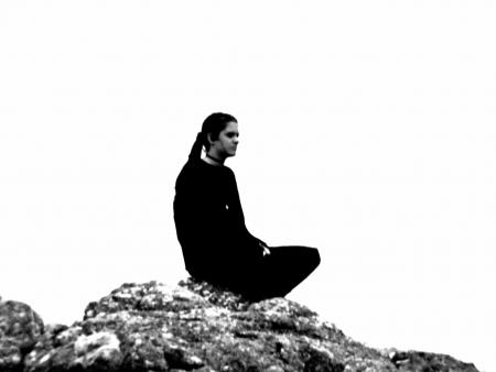 ma soeur qui ecoute de la music o bor de la  plage
